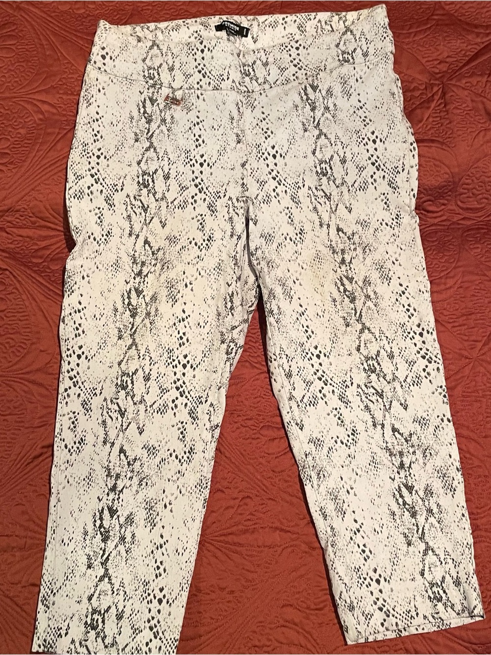Premise Studio Snake-Effect Cropped Pants - White, Black
